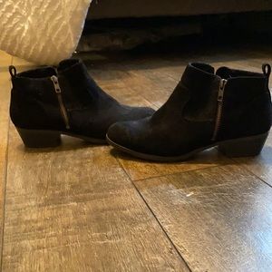 Low heel, zip black booties